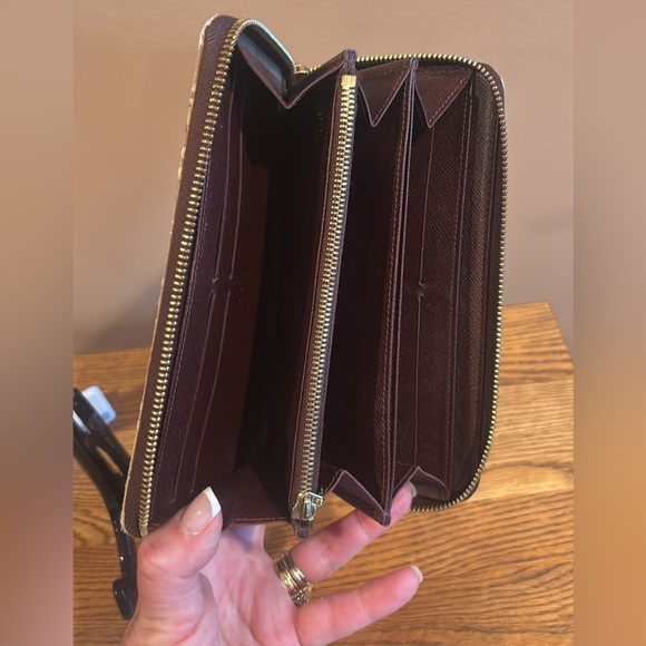 Louis Vuitton DENIM Authentic Monogram Zippy Wallet - Picture 7 of 12